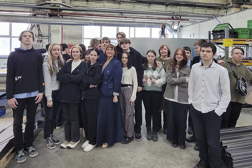 В рамках программы профориентации на заводе компании "Изотерм" прошла экскурсия для школы №467