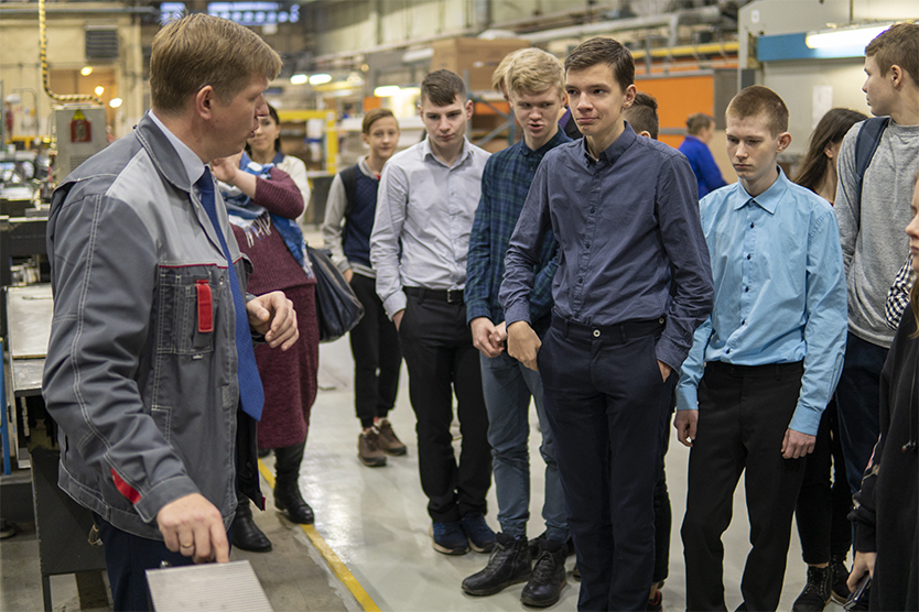 В рамках программы профориентационного проекта на заводе компании "Изотерм" прошла экскурсия для школы №401